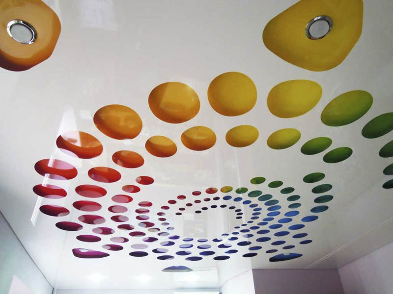 Сочетание разных цветов в двухуровневом потолке с перфорацией
