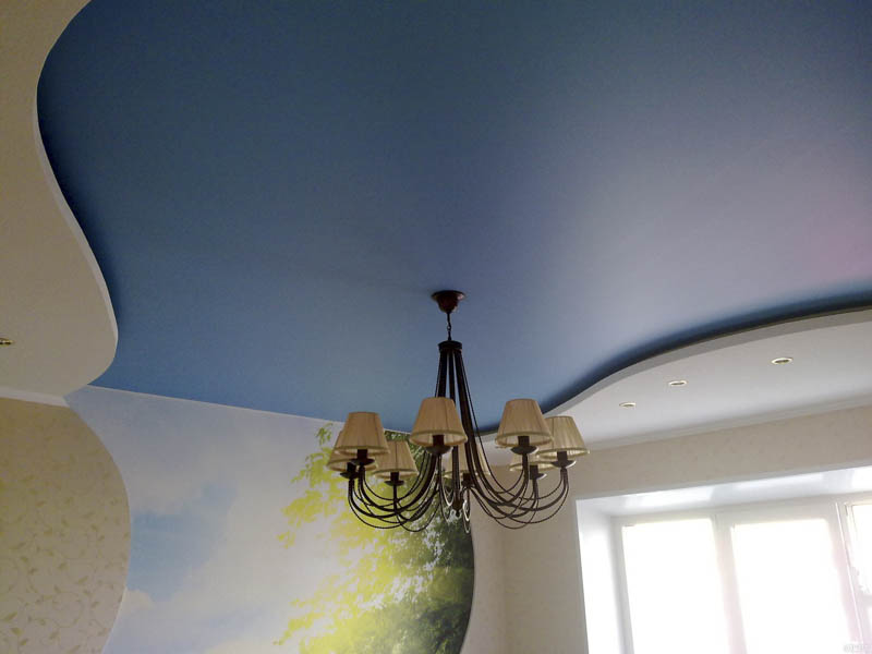 Синий натяжной потолок в два уровня