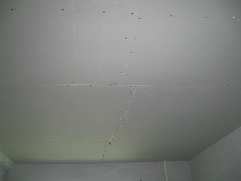 Как натяжные потолки могут скрыть неровности и дефекты основного потолка