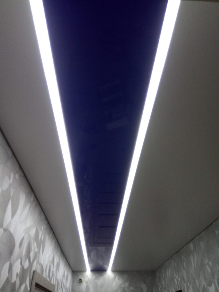 световые линии в коридоре