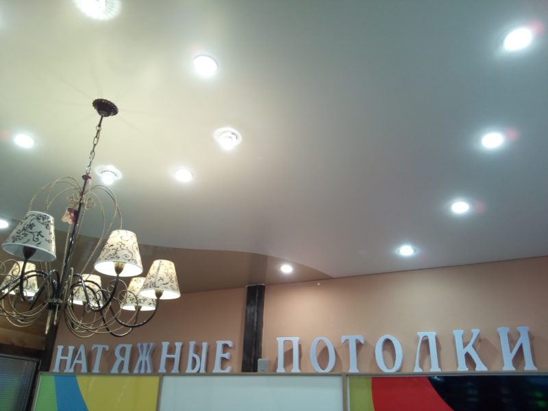Интерьерный потолок с двумя группами светильников - по краю и в центре вокруг люстры