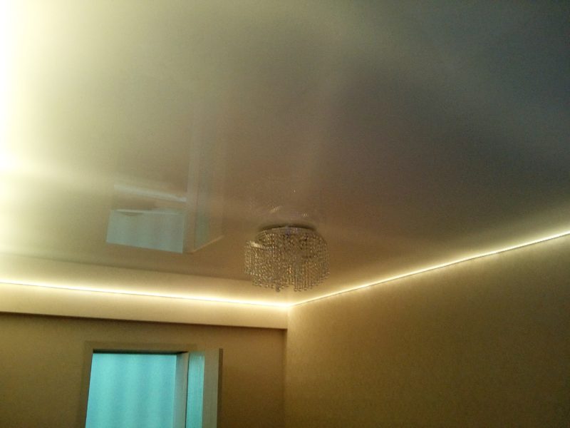 Подсветка натяжного потолка в зале