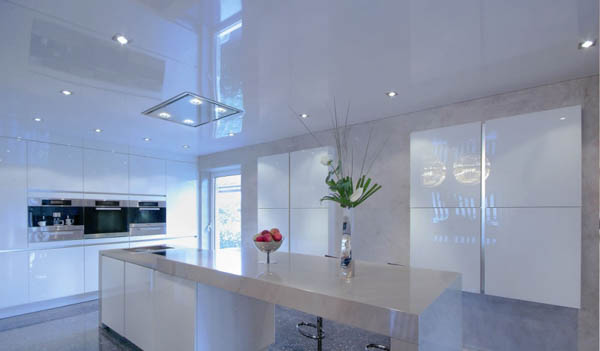 Белый глянцевый потолок на кухне