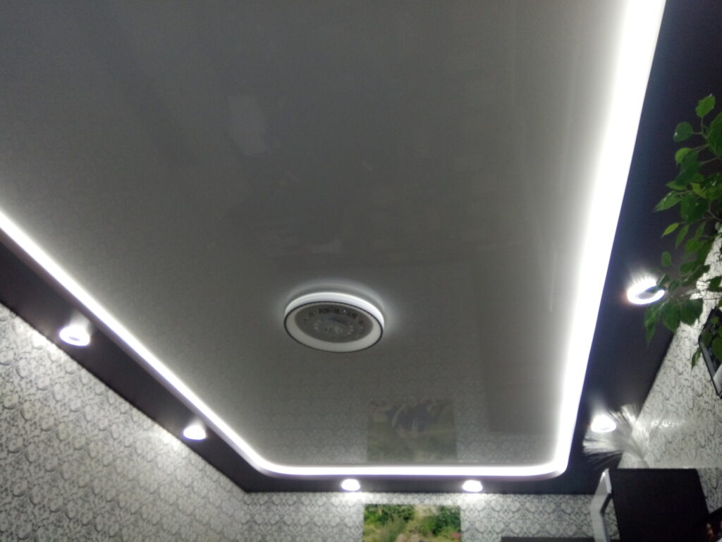 потолок в гостиной с подсветкой