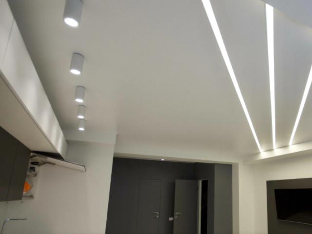 натяжной потолок с накладными светильниками на кухне