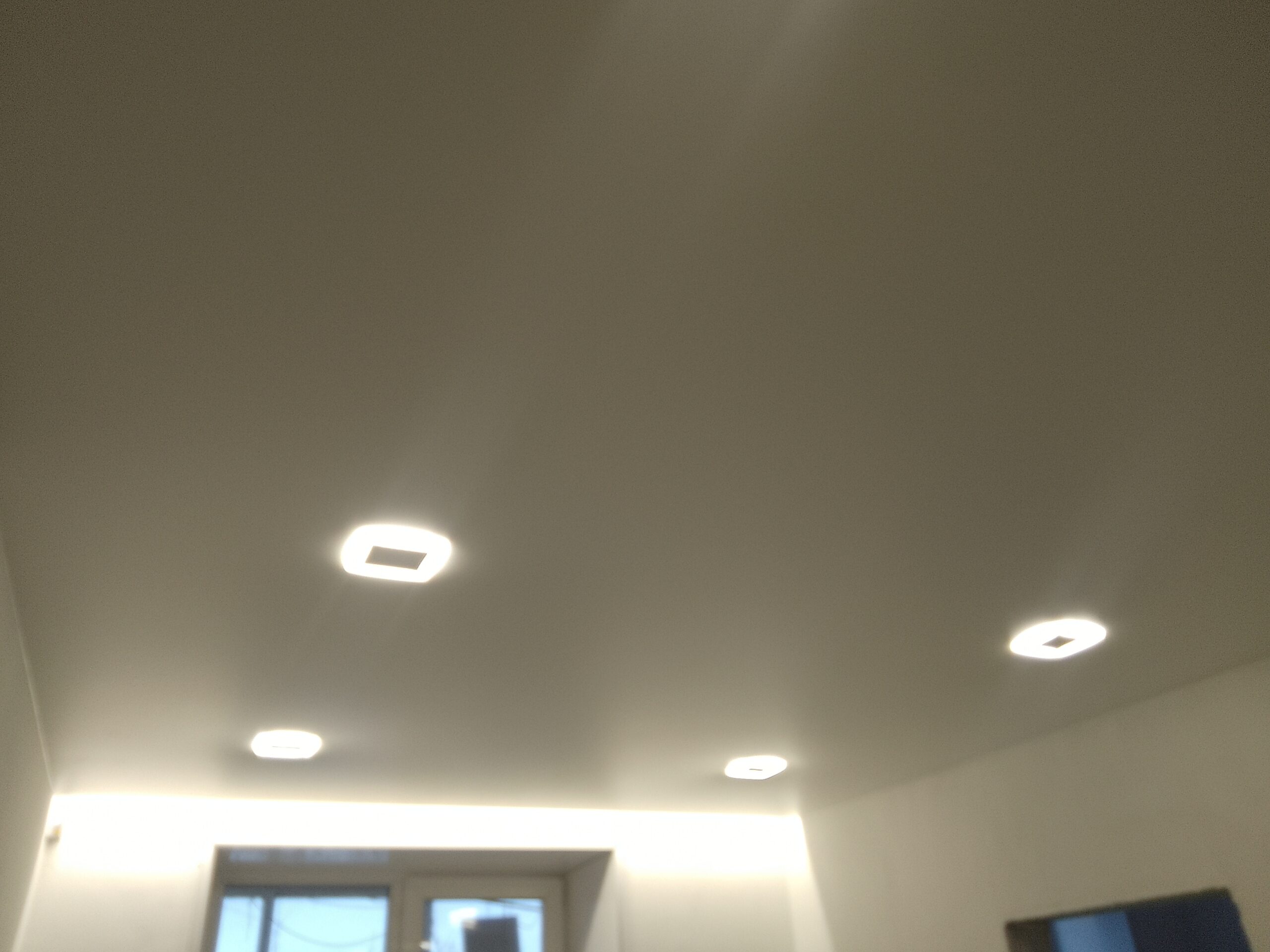 Инновационные функции светильников с подсветкой для современного интерьера