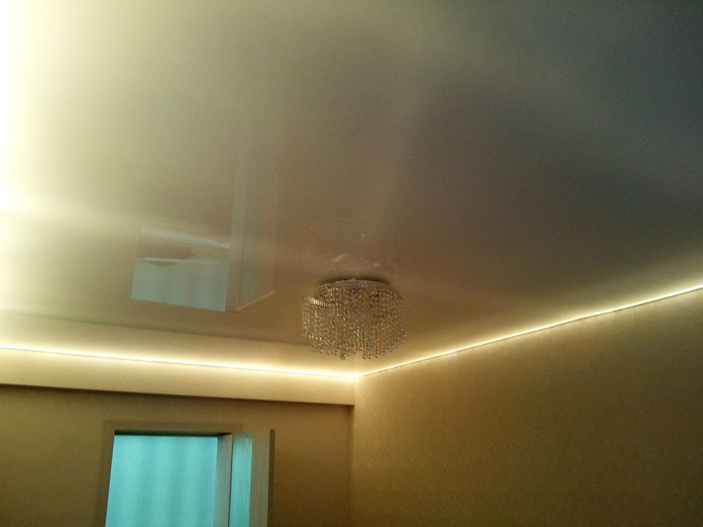 глянцевый натяжной потолок с подсветкой по периметру теплым светом для вечера