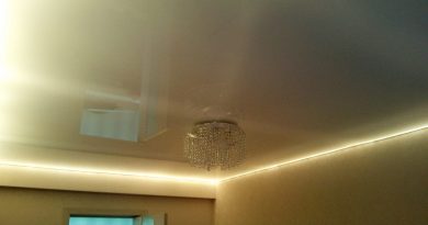 глянцевый натяжной потолок с подсветкой по периметру теплым светом для вечера