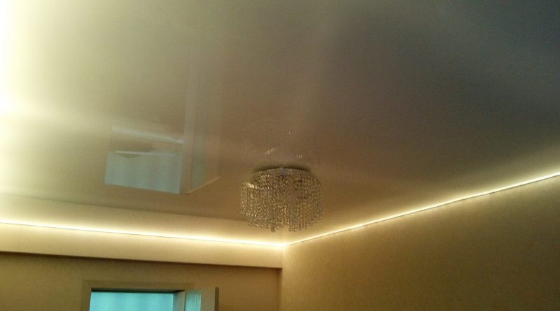 глянцевый натяжной потолок с подсветкой по периметру теплым светом для вечера