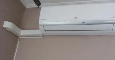 Установленный кондиционер на стене с зазором от потолка 15 сантиметров
