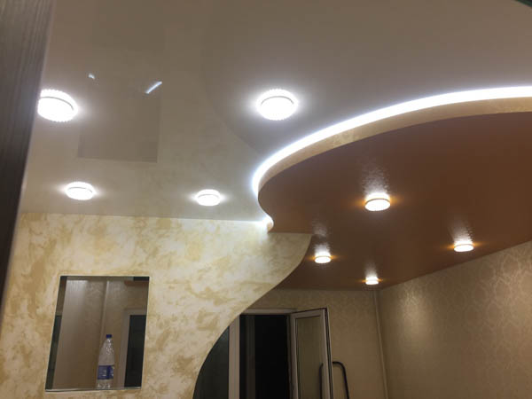 Двухуровневый-натяжной-потолок в коридор с подсветкой