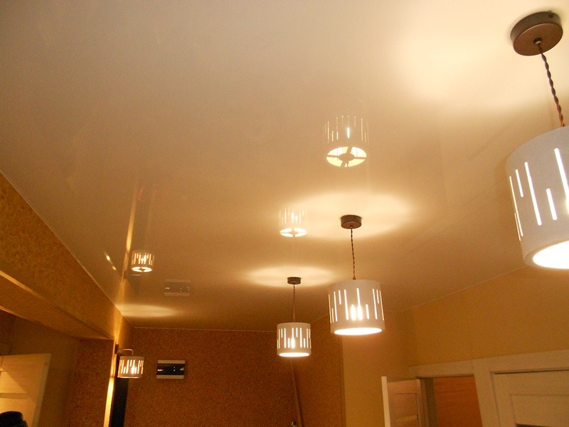 потолок с подвесными светильниками