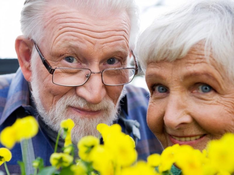 пенсионеры с цветами