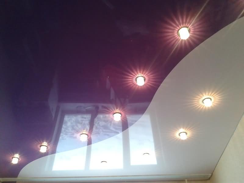 Освещение на комбинированном двухцветном натяжном потолке бордового и белого глянцевого цвета