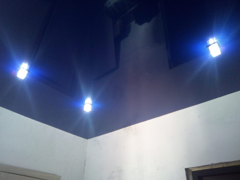 Темно-синий натяжной потолок