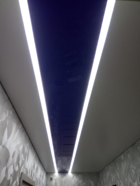 Световые линии в натяжном потолке в коридоре