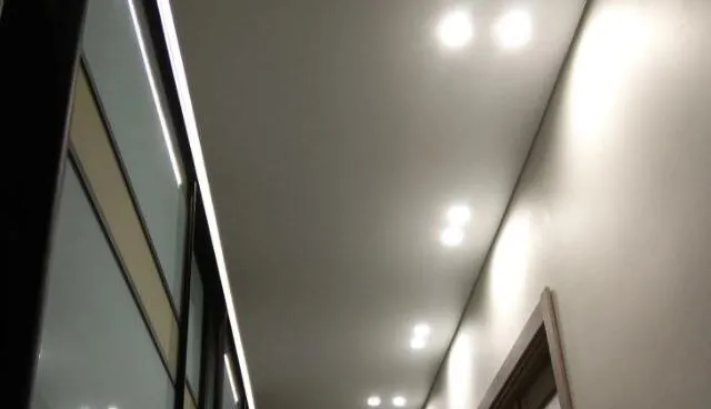 Потолок в коридоре