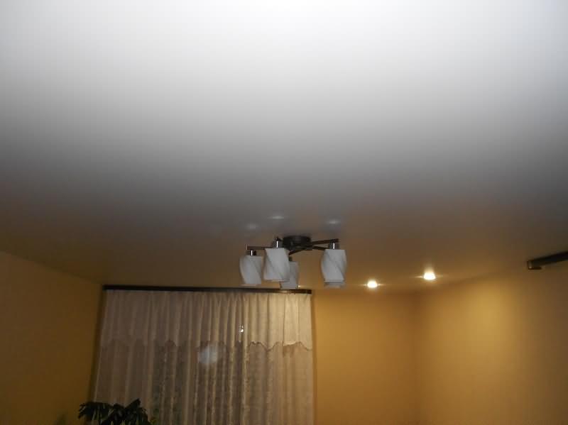 Тканевый натяжной потолок в гостиной