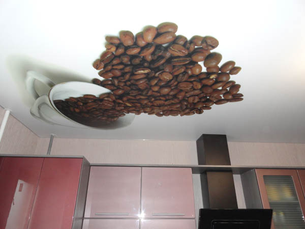 Натяжной потолок с принтом для кухни