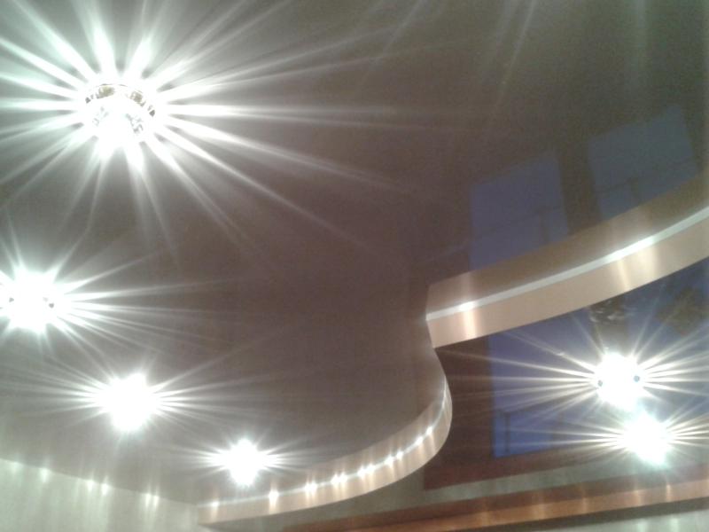 Двухуровневый потолок со светильниками