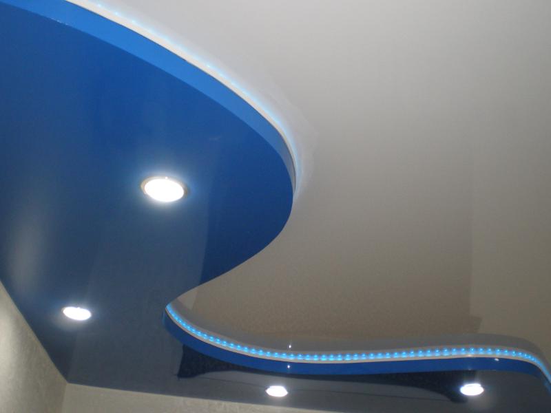 Двухуровневый потолок с подсветкой между уровней