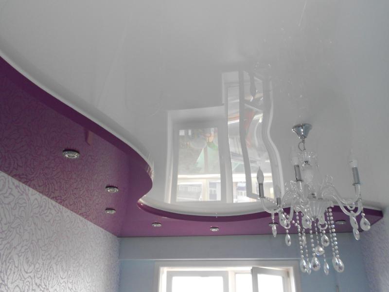 Натяжной потолок в спальной комнате в два уровня