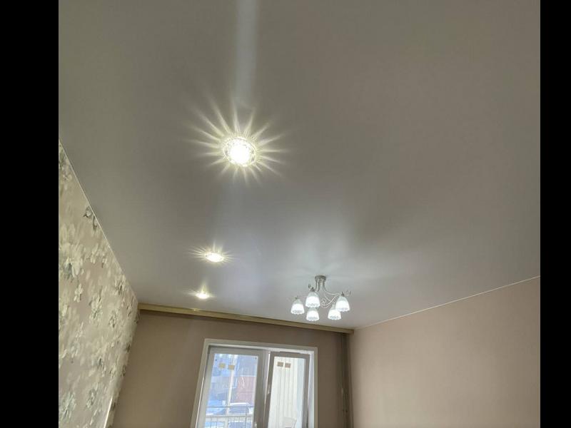 Натяжной потолок и светильник с подсветкой 1