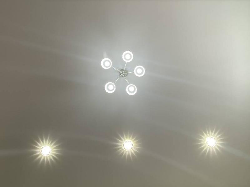 Светильники с подсветкой в натяжном потолке 2