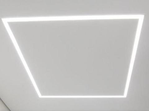 Световые линии на натяжном потолке в спальной комнате