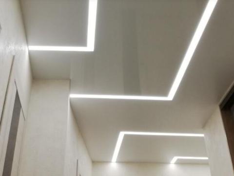 Световые линии на натяжном потолке в коридоре 2