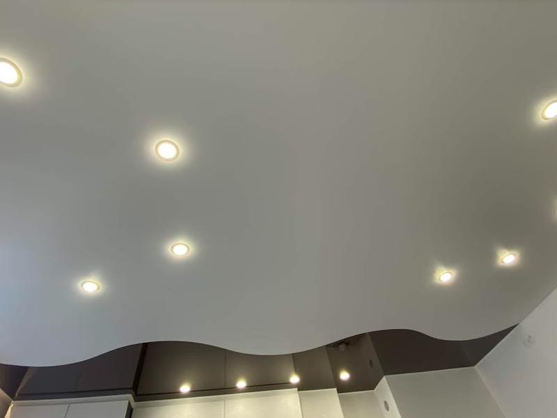 матовый натяжной потолок со светильниками (6)