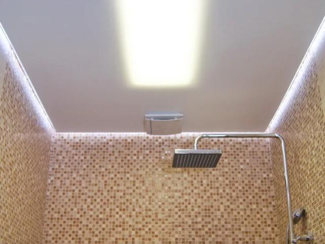 натяжной потолок в ванной комнате (40)