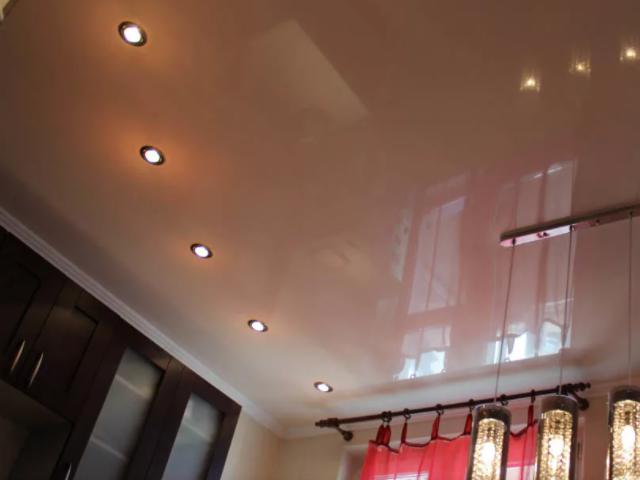 натяжной потолок на кухне со светильниками (16)