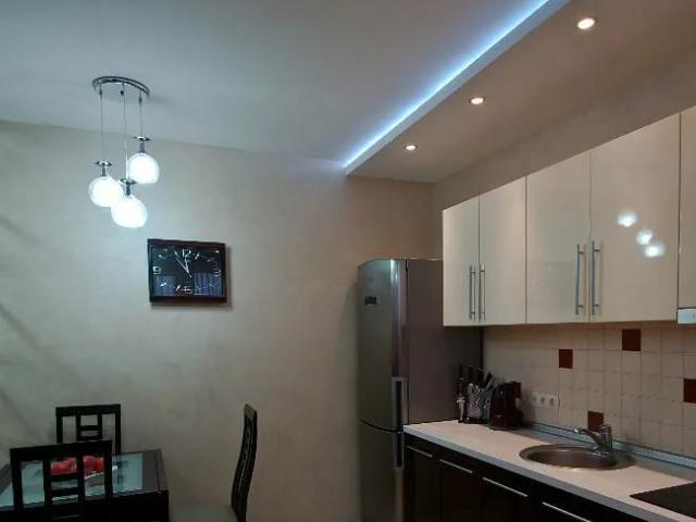 натяжной потолок на кухне с подсветкой (7)