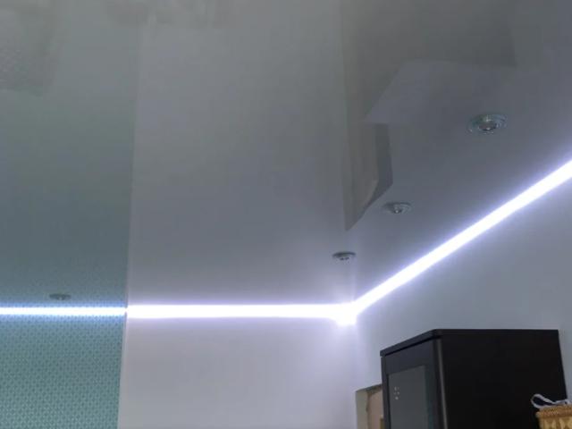 натяжной потолок с парящей подсветкой (14)