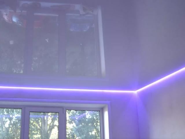 натяжной потолок с парящей подсветкой (3)