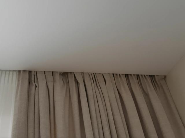 ниша с скрытым карнизом для штор в натяжном потолке (2)