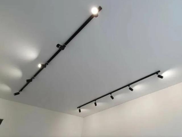 натяжной потолок с встроенным трековым освещением (17)