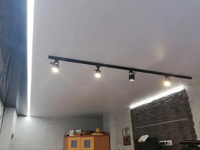 трековые светильники на натяжном потолке (19)