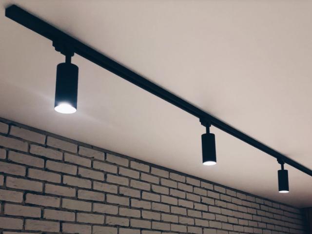 трековые светильники на натяжном потолке (7)