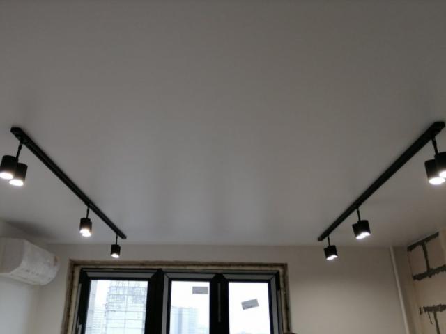 трековые светильники на натяжном потолке (8)