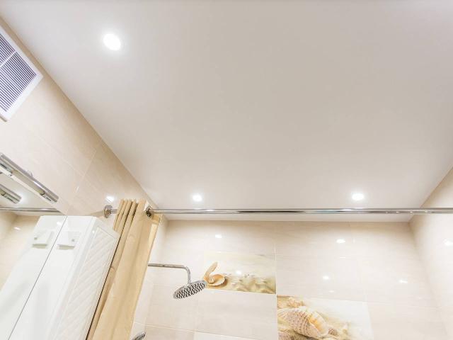 натяжной потолок в ванной комнате (4)