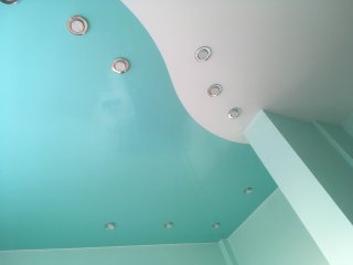 Комбинированный потолок лак и цвет бирюза -3