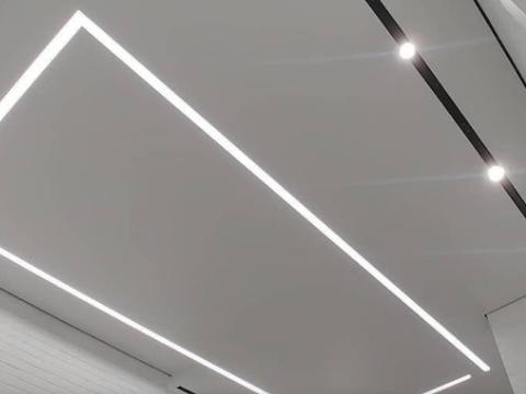Световые линии на натяжном потолке в кабинете