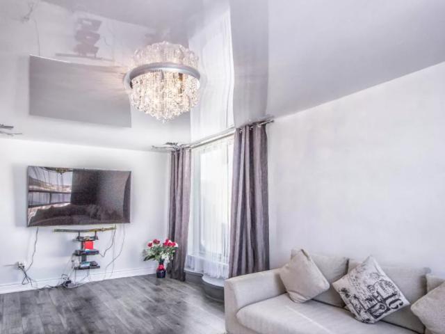 натяжной потолок в зале (12)