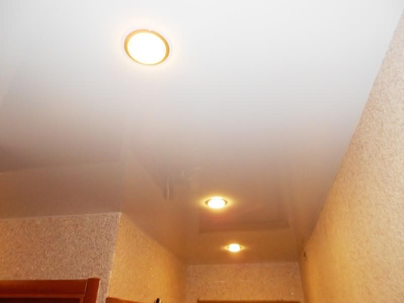 Светильники в натяжном потолке в коридоре