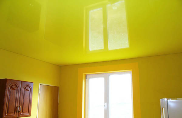 желтый натяжной потолок в кухне