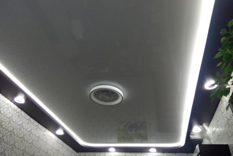 Потолок натяжной с подсветкой уровней и светильниками