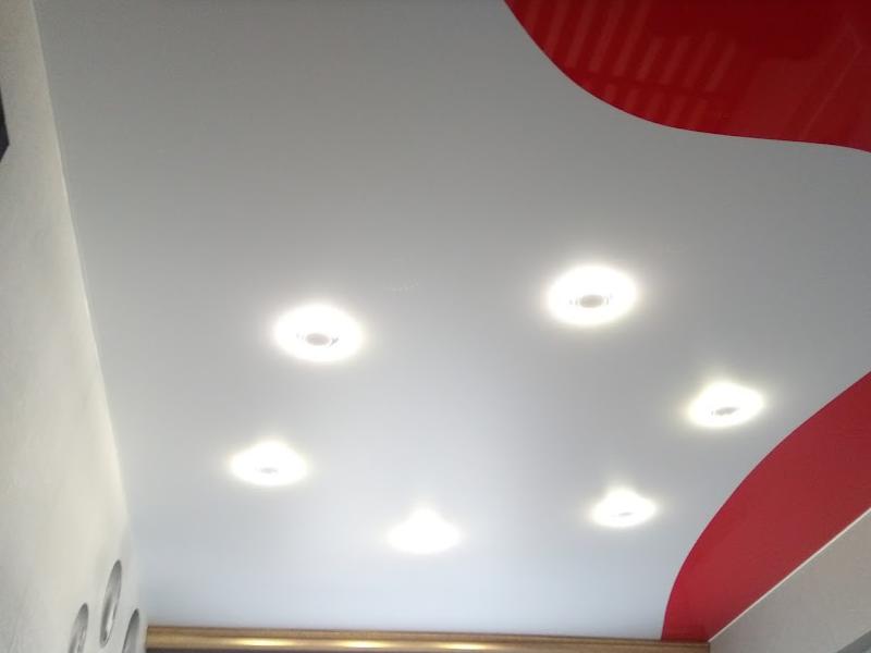 матовый натяжной потолок со светильниками (1)