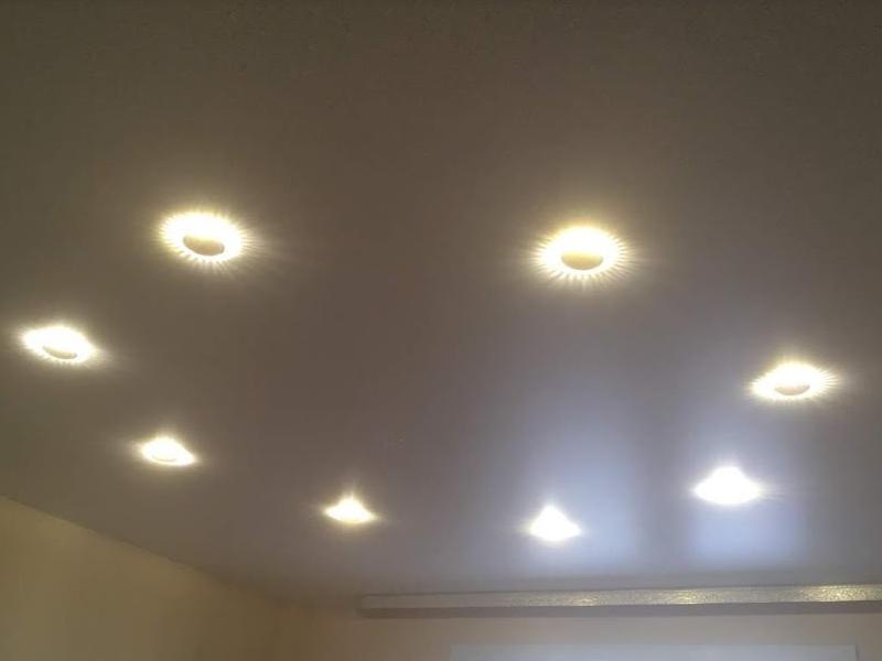 сатиновый натяжной потолок со светильниками (4)